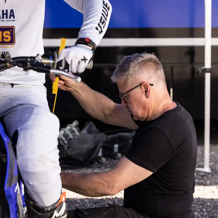 Fjädringstekniker Jocke Hansson servar och modifierar fjädring från Öhlins